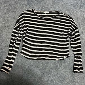 Cropped light sweater for fall